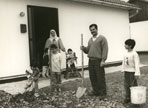 Familie aus dem Libanon nach dem Bezug eines der Leichtbauhuser, 1993